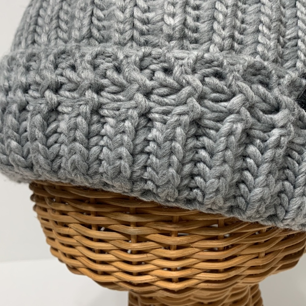 Gray hat Pom Pom faux fur - Picture 10 of 10